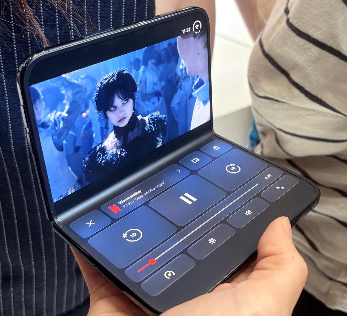 Apple’s Foldable iPhone: What Its Rapid Sell-Out Means for Tech Learners